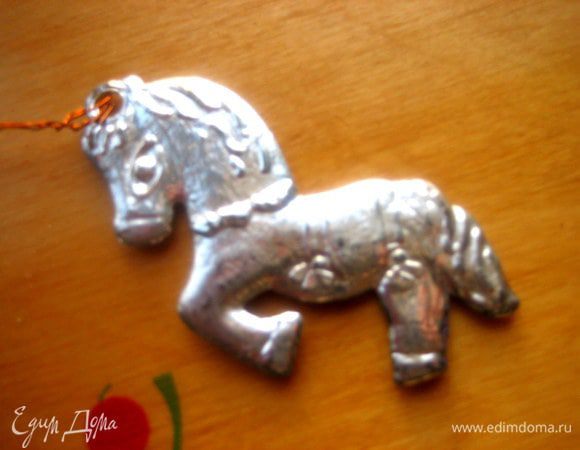 Для образца возьмём лошадку из ёлочных украшений.