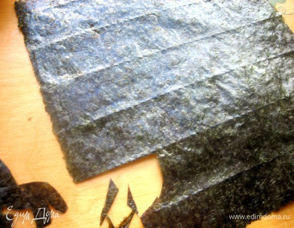 Кладём игрушку на лист водорослей для суши и обводим как по трафарету.