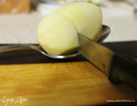 Картофель очистить, помыть и обсушить бумажным полотенцем. Положить в столовую ложку и сделать поперечные разрезы. Благодаря ложке вы не разрежете картофель пополам.