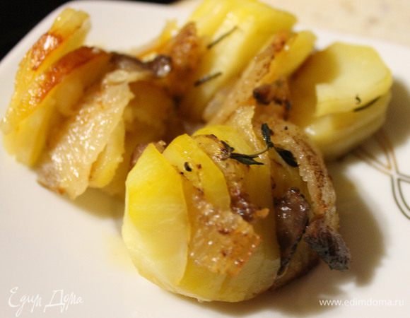 По истечении времени вынимаем картофель из духовки, разворачиваем фольгу, если картофель мягкий, то блюдо готово. Зовем всех к столу, и наслаждаемся пока картошечка горячая! Приятного аппетита!