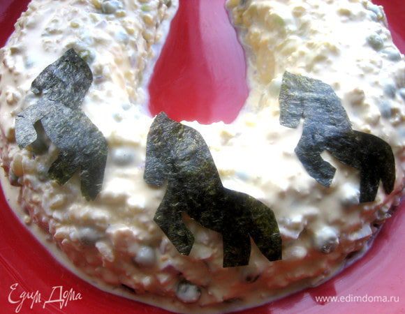 Прижимаем их к салатику.