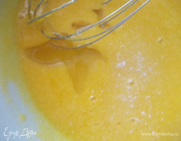 Отделить белки от желтков. Желтки растереть с сахаром.