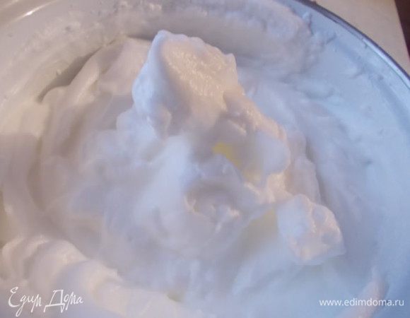 Белки взбить до устойчивых пиков с щепоткой соли.