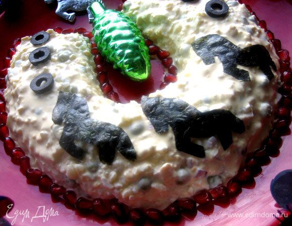 По краям выложим гранатовыми зёрнами.