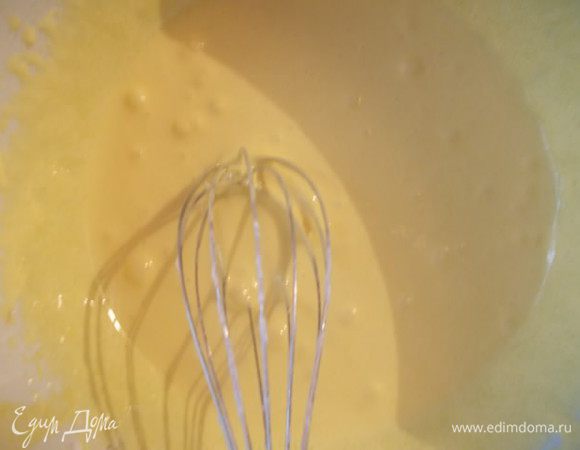 К желткам добавить просеянную муку. Тщательно перемешать.