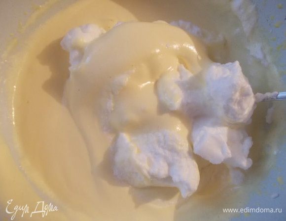 Очень аккуратно, в три захода, добавляем белки к тесту.