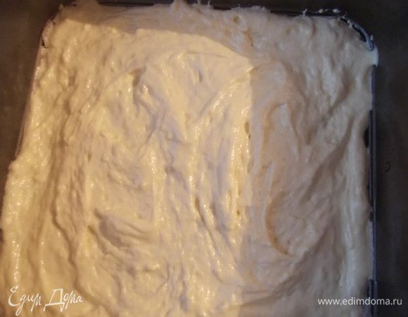 Выкладываем четвертую часть теста, равномерно распределяем. Ставим выпекать в предварительно разогретую духовку 220 С и выпекаем 7-8 минут.