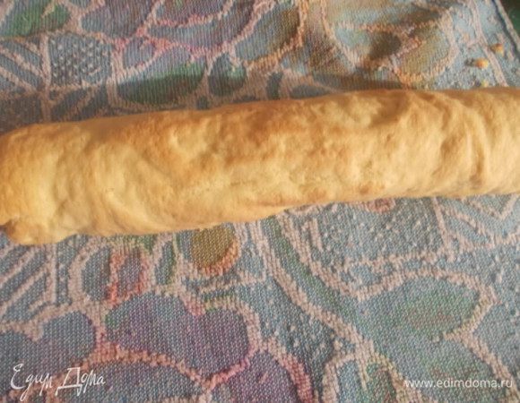 Готовый корж выкладываем на полотенце и сворачиваем рулетом. Даем немного остыть. Тем временем выпекаем остальные два рулета. Из четвертой части теста выпекаем простой корж и не сворачиваем, просто даем остыть.