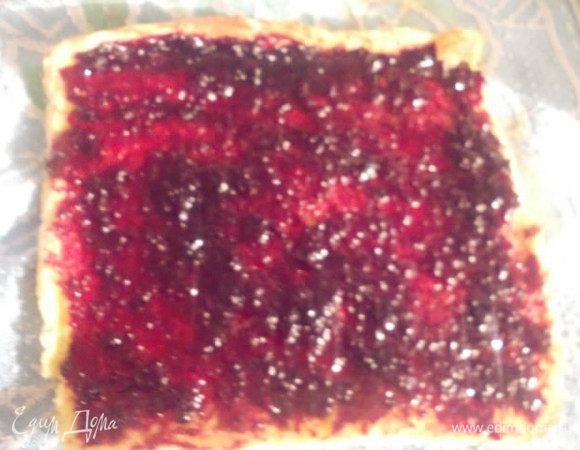 Вторая начинка, у меня смородина перетертая с сахаром, но можно взять любое варенье.