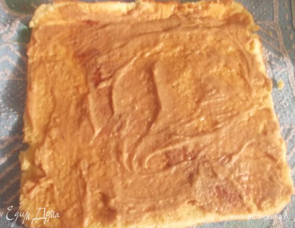 Третья начинка у меня из сгущенки со сливочным маслом, но можно смазать любой другой, например, ореховой или шоколадной.