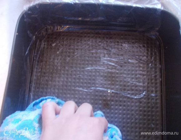 Когда все будет готово намочим нашу форму и застелим пищевой пленкой.
