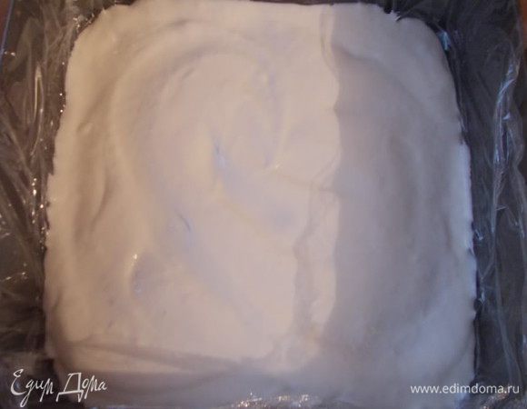 В форму положить корж и залить тонким слоем сметанного желе, поставить в холодильник на 10 минут, пока не застынет.