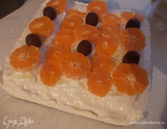 Затем украсить по вкусу торт. Я в этом далеко не мастер, поэтому украсила мандаринами и конфетами. Один раз я готовила этот торт более сытно. Коржи были сверху и снизу, они были шоколадные и все залито шоколадной глазурью. В этот раз я решила приготовить более легкий вариант.