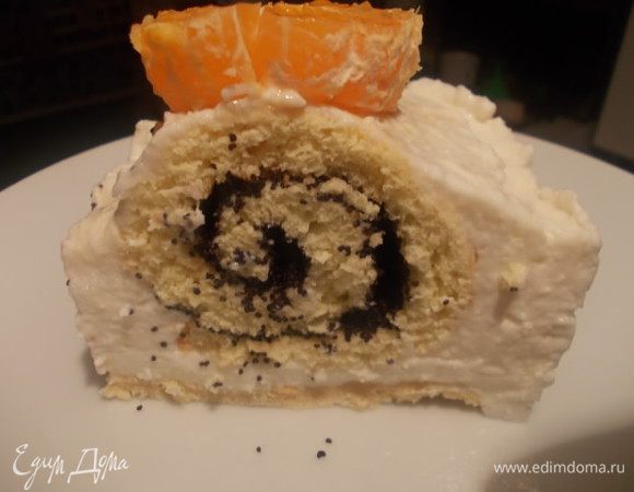 Отрезаем кусочек торта с начинкой, которая больше нравится и наслаждаемся.