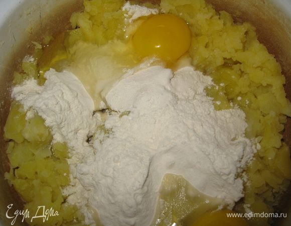 Вареный картофель протереть через сито в кастрюлю, добавить мускатный орех, соль, перец, муку и 3 яйца. Все перемешать. Добавить мелко порезаную ветчину. Перемешать.