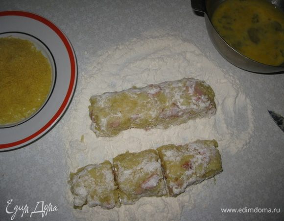 Картофельную массу выложить на стол с мукой, если она расползается, добавить немного муки. Сформировать колбаски диаметром 1–2 см и нарезать на небольшие продолговатые батончики.
Каждый кусочек обвалять в муке, окунуть в яичную смесь, затем обвалять в мелкой вермишельке. Формируя  батончики. 