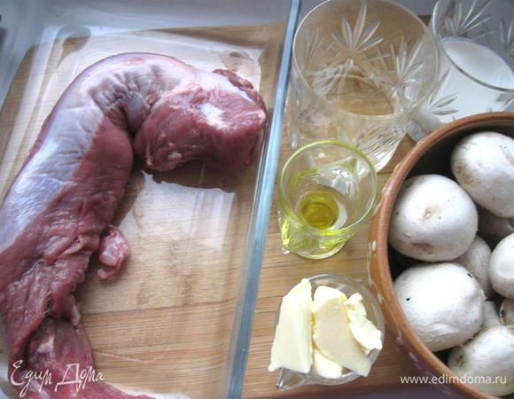 Приготовить все необходимое. Шампиньоны хорошо промыть в воде с добавлением лимонного сока. 