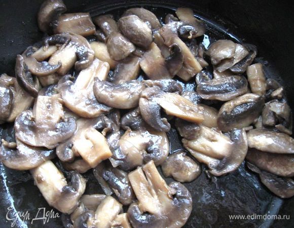 Шампиньоны порезать. В сковороде хорошо разогреть 10 г сливочного масла и немного оливкового, положить грибы, обжарить на медленном огне, время от времени аккуратно перемешивая, посолить, поперчить.