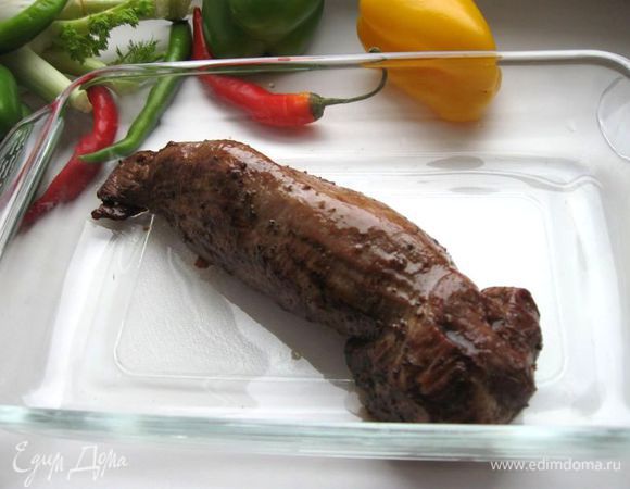 Поперчить мясо. В другой сковороде растопить 20 г сливочного масла. Когда образуется пена, положить мясо. Обжарить до красивого золотистого цвета со всех сторон. Переложить мясо  в  стеклянную или керамическую форму с толстым дном с низкими бортами, смазанную оливковым маслом. Поместить мясо в разогретую до 210 градусов духовку, через 10 минут понизить градус до 200 и запекать еще  10 минут. Вынуть из духовки.

