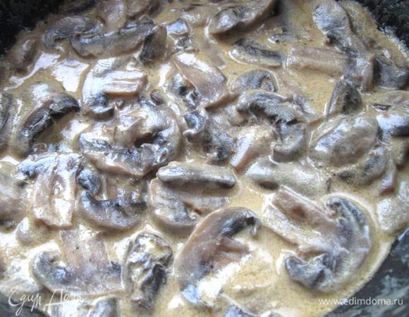 В сковороду, где остался мясной сок, влить белое вино, добавить шампиньоны, перемешать и дать вину немного выпариться. Затем влить сливки. Дать соусу немного загустеть, уварить на  медленном огне.