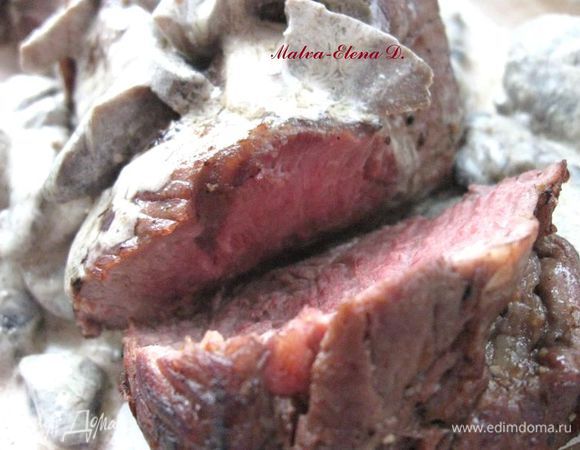 Полить соусом.