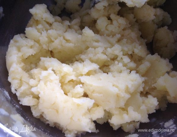 Картофель отварить в мундире, очистить, сделать пюре.
