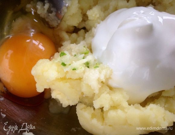 Добавить сметану, яйцо, пропущенный через пресс чеснок, соль, перец и перемешать.