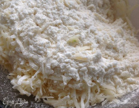 Затем смешать с просеянной мукой.