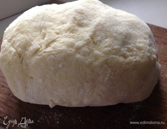 Постепенно добавляя муку к пюре, замесить тесто. Муки может уйти чуть меньше или больше, тесто должно быть не липким.