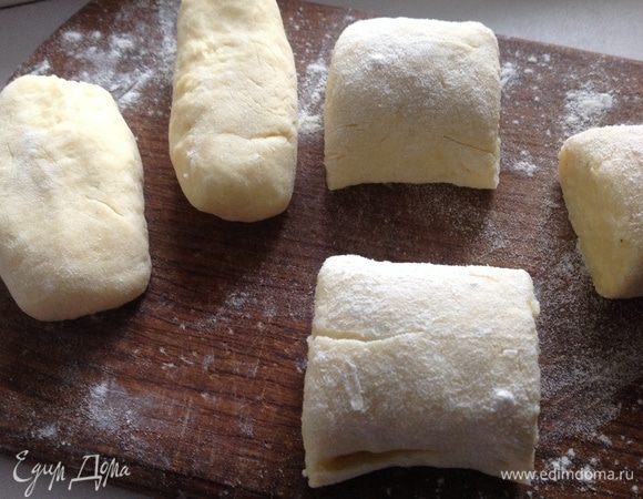 Скатать длинную колбаску, отрезать кусочки толщиной 1,5-2 см. И раскатать в  "пальчики".
