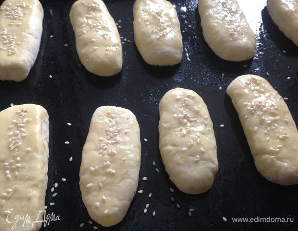 Форму для запекания смазать маслом, нагреть в духовке несколько минут.  Пальчики выкладывать в форму, сверху смазать растительным маслом и посыпать кунжутом. Выпекать при температуре 200 градусов, до светло-золотистого цвета 20-25 минут.