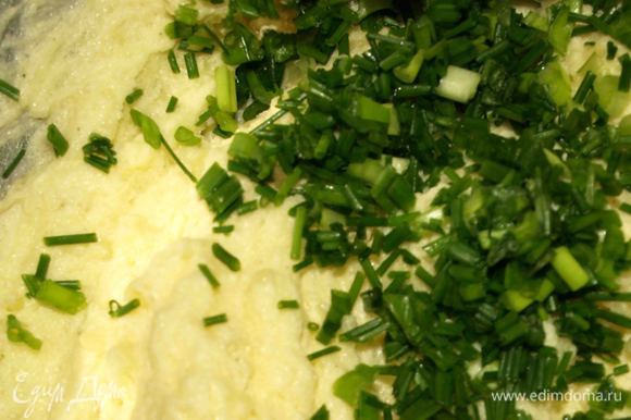 Картофельное пюре взбить с размягченным маслом (100 г) и яйцами в кремообразную массу. Добавить зеленый лук.