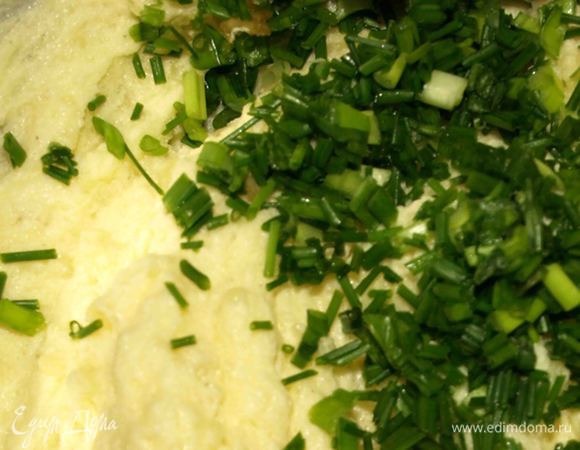 Картофельное пюре взбить с размягченным маслом (100 г) и яйцами в кремообразную массу. Добавить зеленый лук.