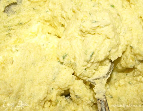Картофель с луком хорошо перемешать. Масса должна быть кремообразной и воздушной.