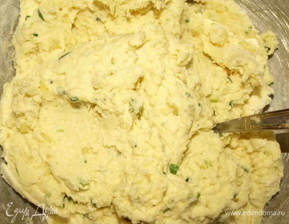 Добавить муку, разрыхлитель, соль, перец по вкусу. Замесить тесто.