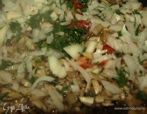 Грибы мелко нарезать, обжарить с мелко нашинкованным луком на заранее разогретой сковороде с маслом. Добавить сметану и мелко нарезанный укроп. Довести до готовности, снять с огня и дать остыть.