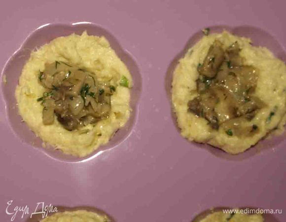 Выложить тесто в формочки, сделать углубление и добавить начинку.