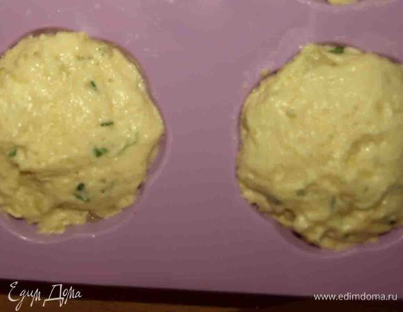 Сверху закрыть тестом, выровнять и отправить в заранее разогретую духовку при 180°C на 40 минут.