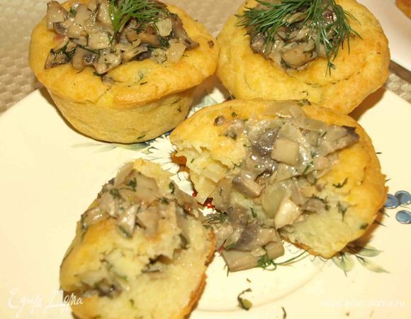 В готовых маффинах сделать небольшое углубление, добавить оставшуюся начинку. Украсить укропом. Приятного аппетита.