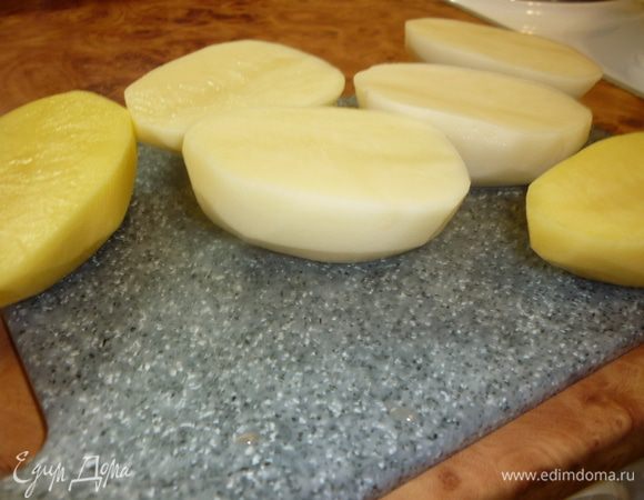 Выбираем картошечку поровнее да поовальнее, чтоб половинки на лодочки походили. Картошку чистим, режем вдоль пополам, при необходимости делаем дно лодочки более плоским для устойчивости в горячих волнах духовки и аппетитной бури на столе. 