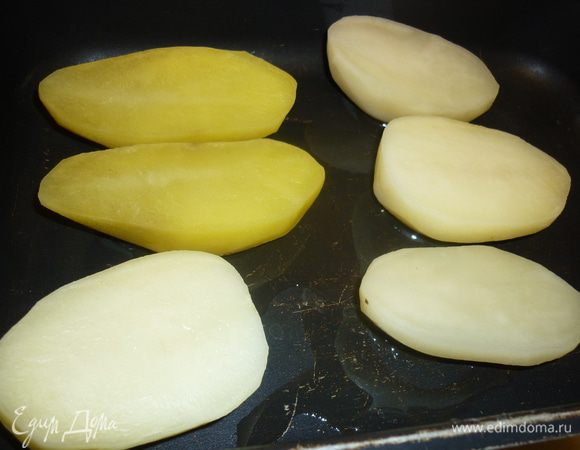 Вообще всю эскадру надо в духовку прямо так, вылив масло на противень. Но я съэкономила время и на 5 мин поставила лодки в свч на мощность 800. Как раз наполовину сготовились.