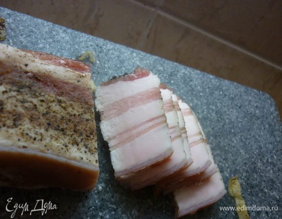 Тем временем шьем паруса, то бишь режем сало. На каждый кораблик по 2 паруса. У меня сало домашнее, из морозилки достала. Вся прелесть блюда в том, что сюда пойдет сало, сделанное из гончих (так называет мама) поросят, т.е. оч жесткое, которое только через мясорубку съедобным становится. Да, зубочистки еще нужны. Мачтами будут. Тоже по 2 мачты на фрегат)))