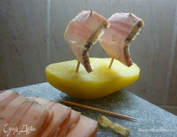 Картошечку перекладываем в противень. Каждый парус накалываем на мачту и втыкаем в корабль. Главное, чтоб оба паруса были в одном направлении надуты ветром.