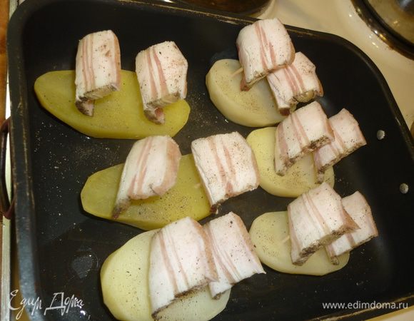 Всю флотилию отправляем в горячий климат духовки на 20 мин при температуре 180 градусов. А вот тут посмотрим. Если сало очень соленое, то солить картошку не нужно. А у меня сало по соли очень гуманное. поэтому я посолила. и поперчила черным перцем. Можно красным. Паруса еще эффектнее  будут.