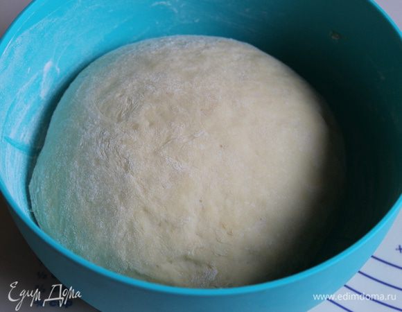 Замесим тесто. Теплое молоко смешаем с сухии дрожжами. Дадим им раствориться. Добавим мягкое масло, яйцо, сахар, соль. Все размешаем. И просеим муку. Поставим на 2 часа в теплое место. 