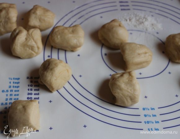 Подошедшее тесто делим на 12 частей.