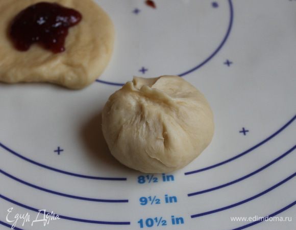 Соберем нашу лепешку в мешочек. Вот таким образом. И придадим округлую форму.