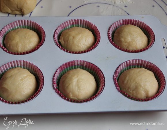 Хорошо смажем маслом растительным и выкладываем булочки для расстойки. 