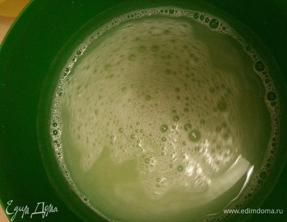 Я только что приготовила творог (вернее рикотту http://www.edimdoma.ru/retsepty/62350-rikotta-domashnyaya), у меня осталось 700 мл очень теплой сыворотки. Добавляем 1 ч.л. соды и перемешиваем, начинается бурное "веселье". Если сыворотка холодная, то разогреваем в микроволновке перед добавлением соды.