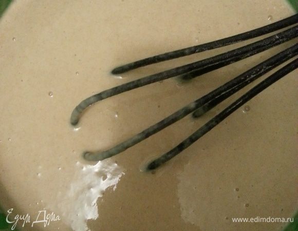 Добавляем яйца, соль, сахар, растительное масло и перемешиваем. Добавляем сначала кукурузную и цельнозерновую муку, затем понемногу добавляем муки 1 сорта до консистенции теста, как на оладьи. Даем немного постоять, минут 20-30.